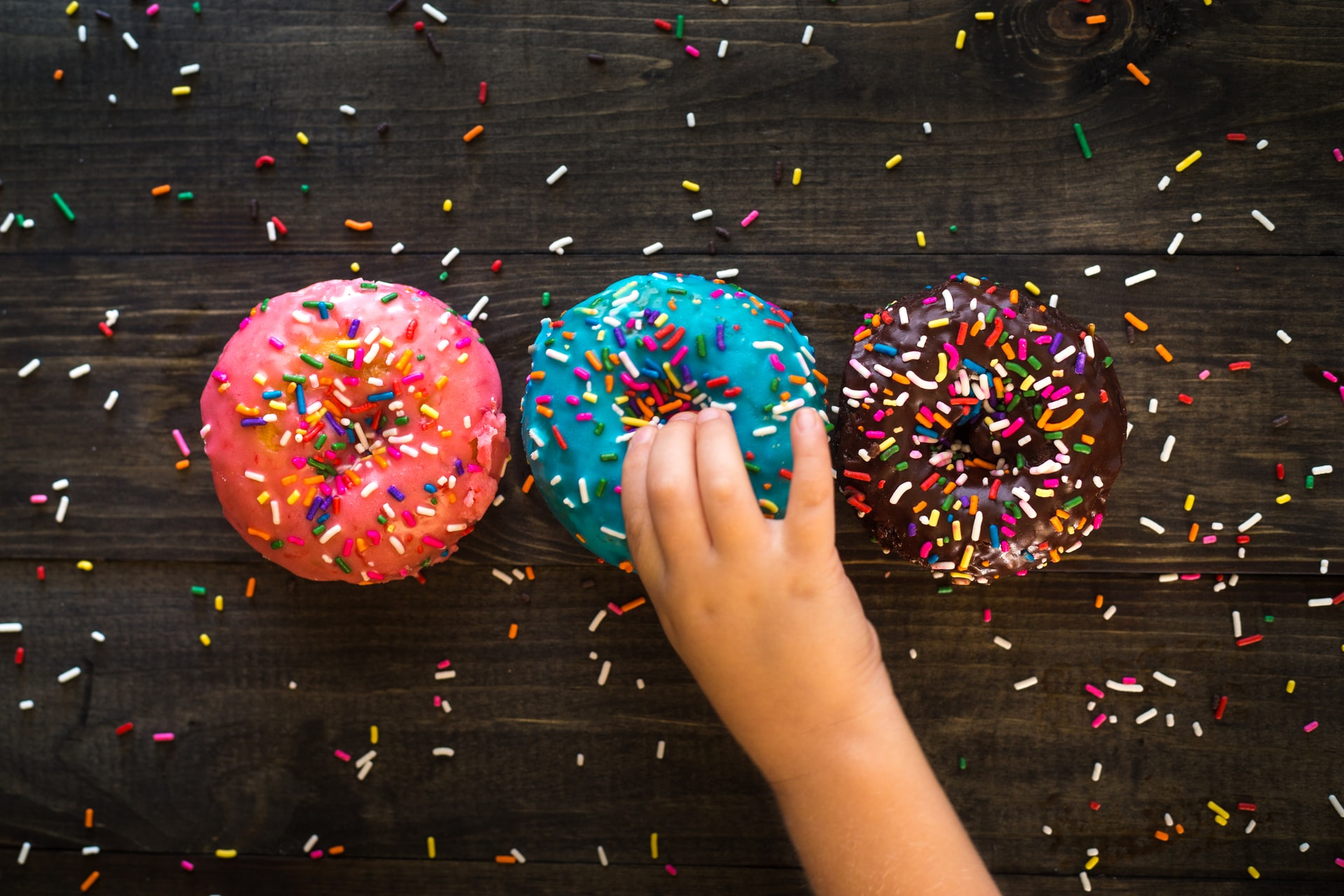 Main d'enfant attrapant un donut