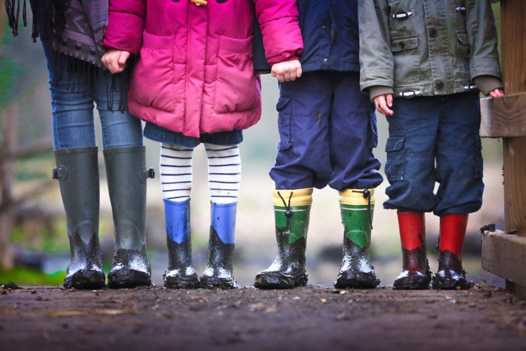 quatre enfants alignés se tenant la main