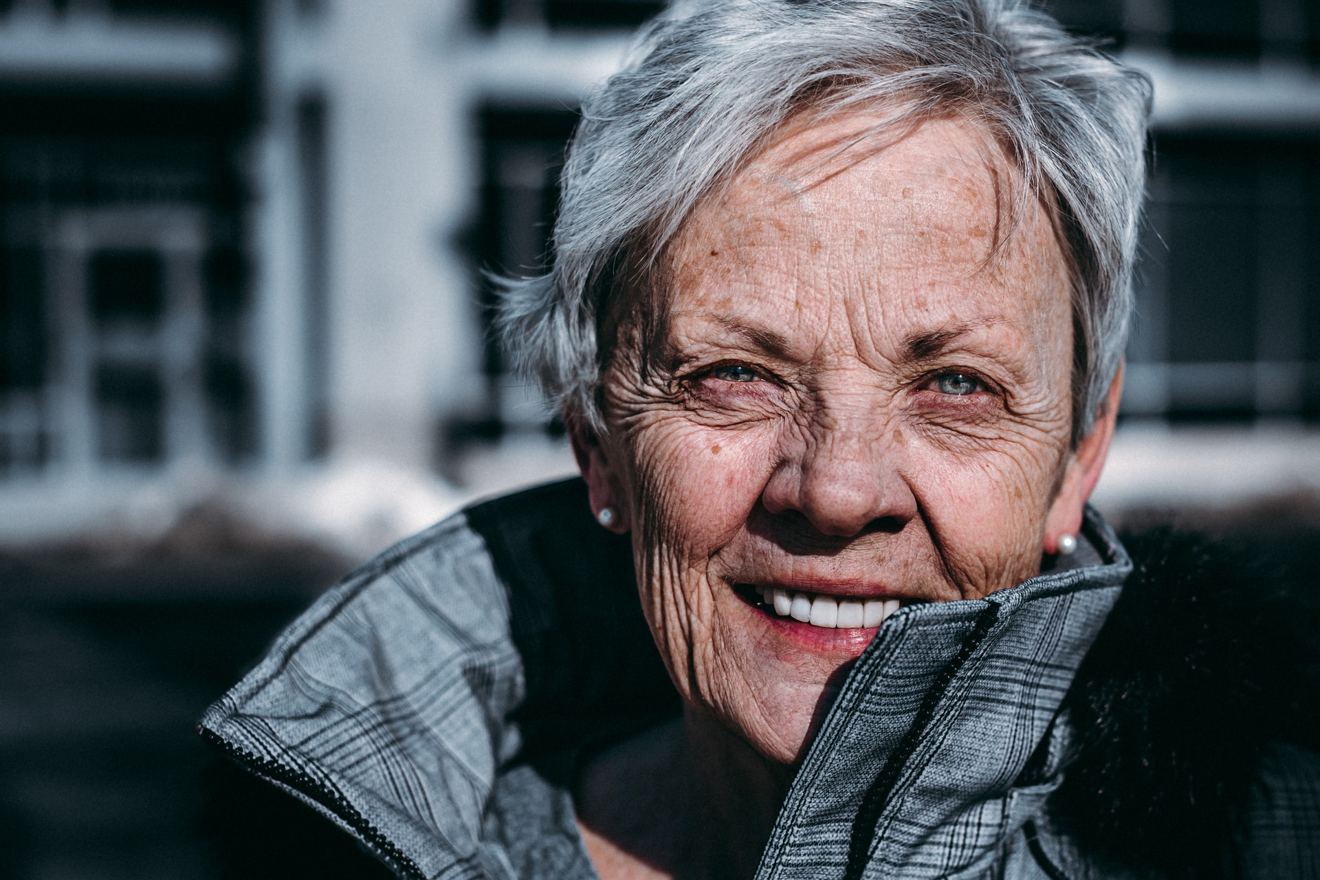 femme âgée heureuse