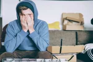 homme stressé assis sur un canapé