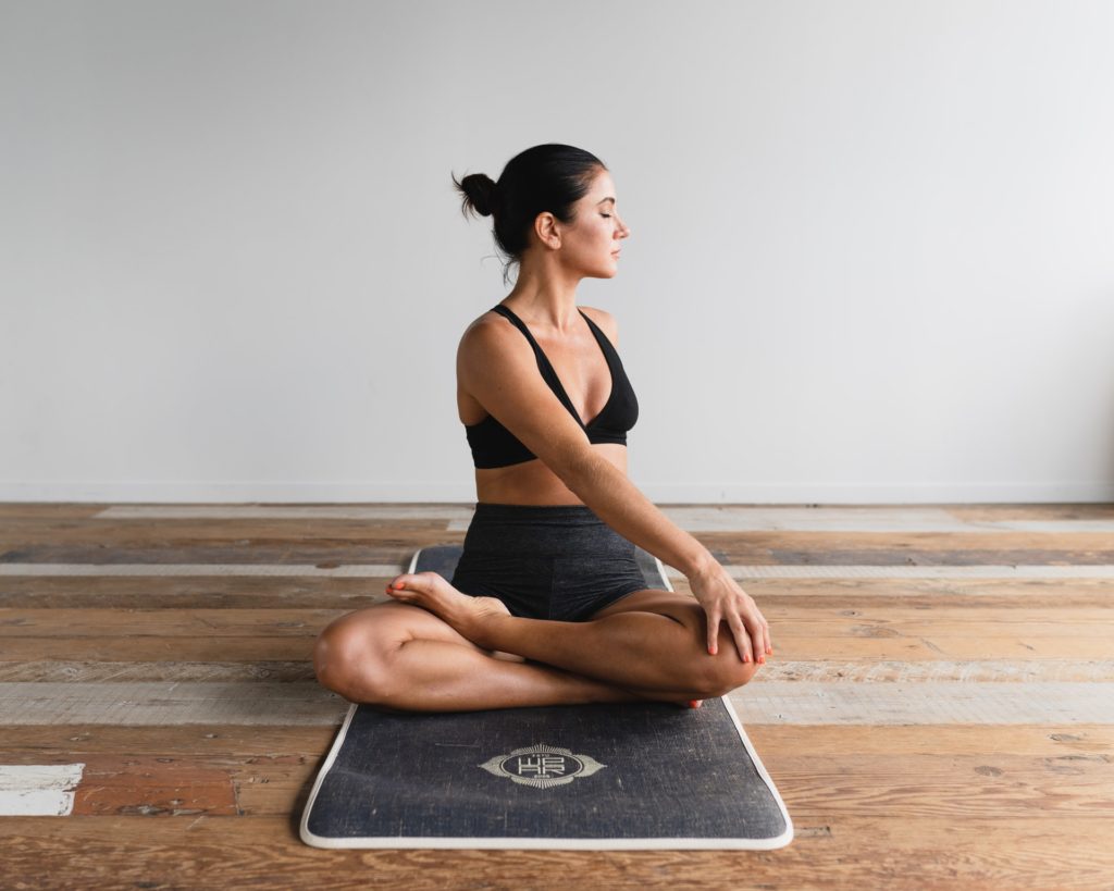 femme pratiquant du yoga