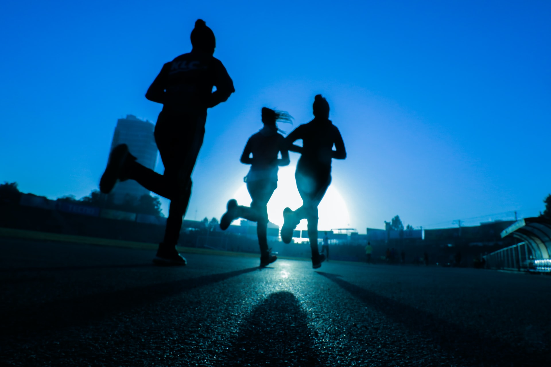 trois femmes faisant du jogging