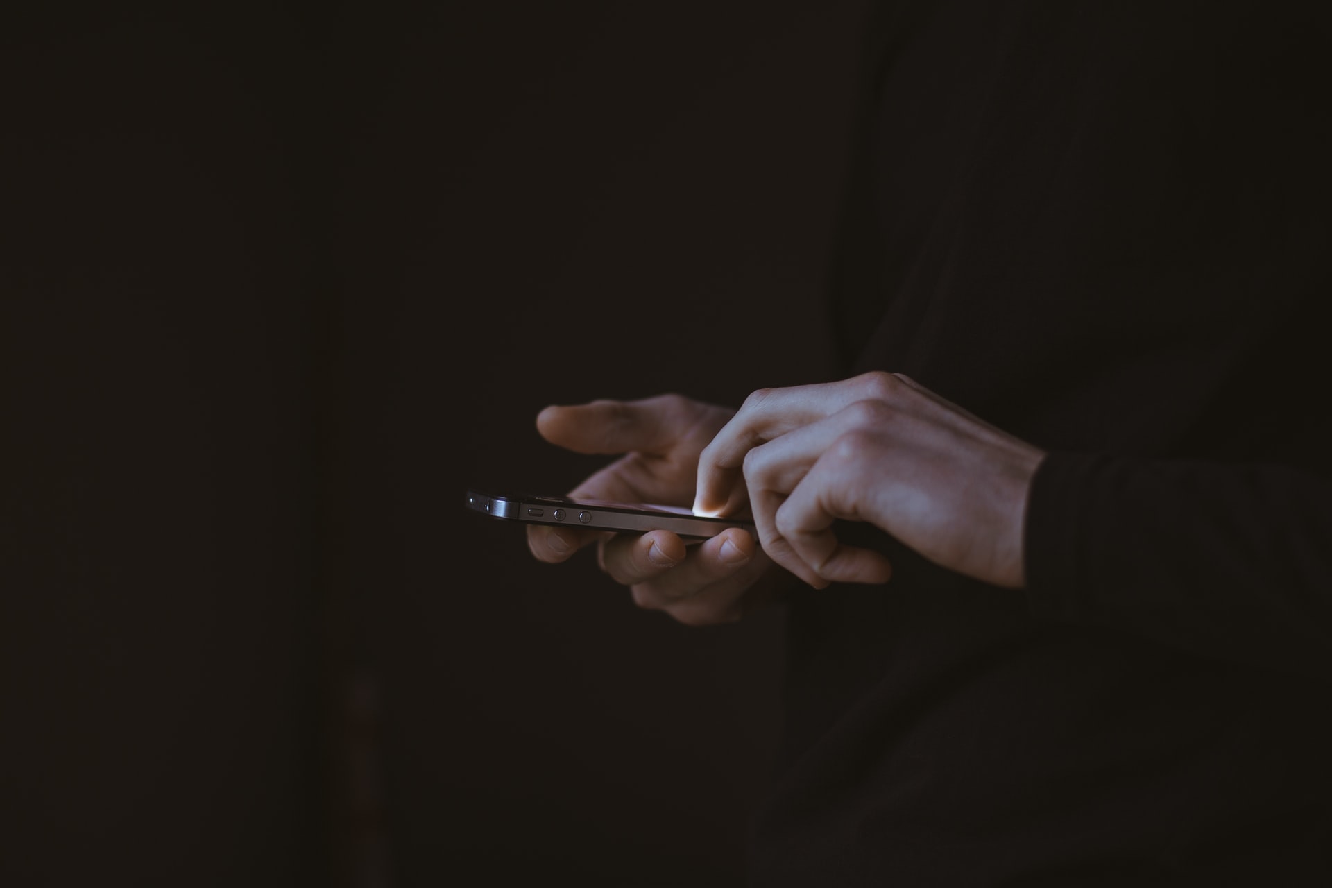 Image d'une personne utilisant son smartphone