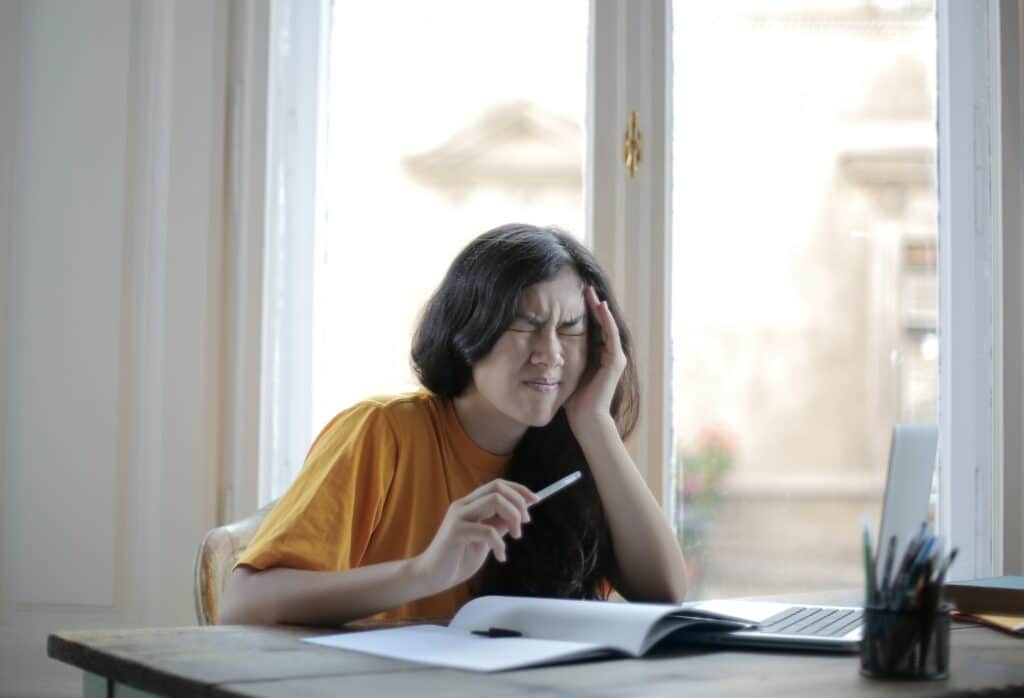 Trouver un travail qui fonctionne malgré la migraine 1 pexels andrea piacquadio 3808016