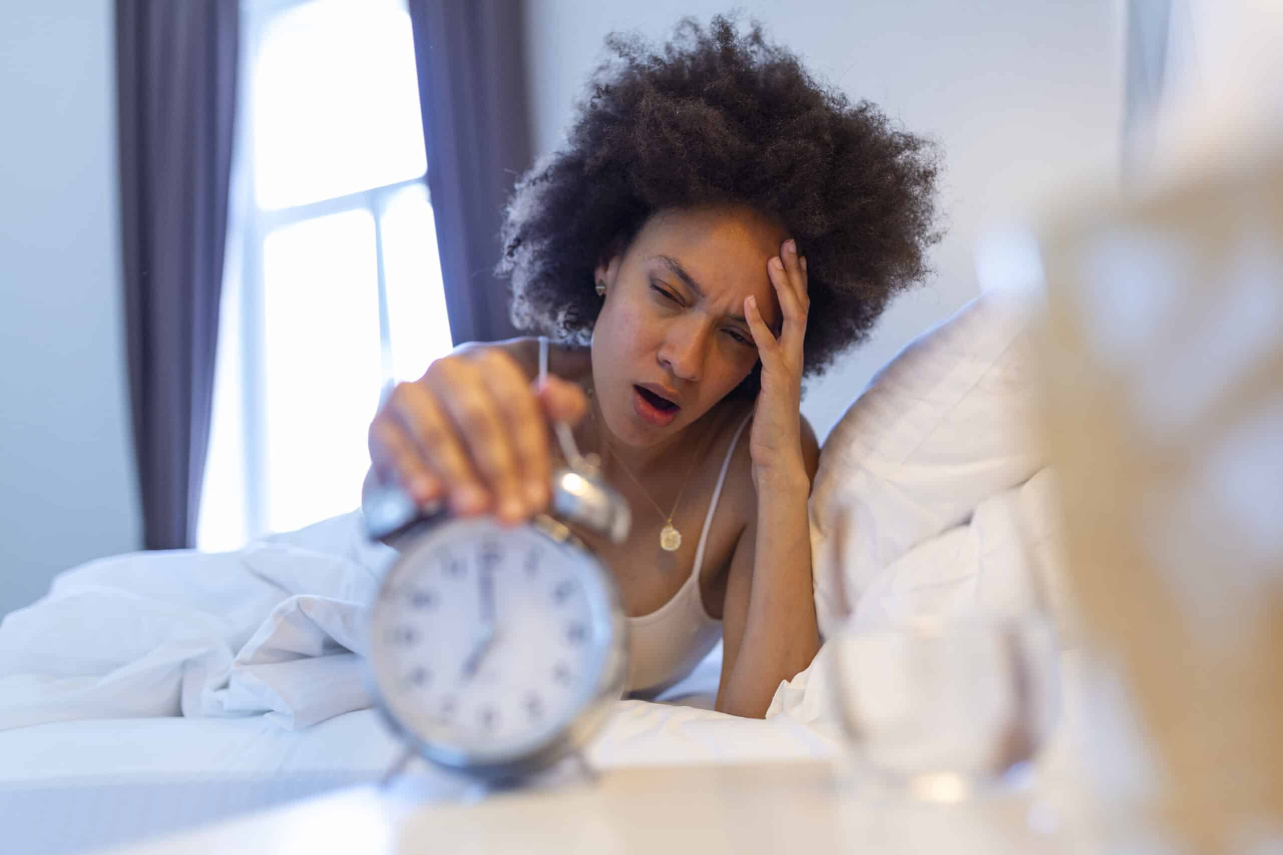 reveil fille endormie arretant reveil lit matin femme dormant se reveillant pour eteindre reveil matin scaled