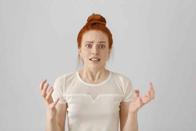 tir interieur jeune femme race blanche rousse stressee agacee