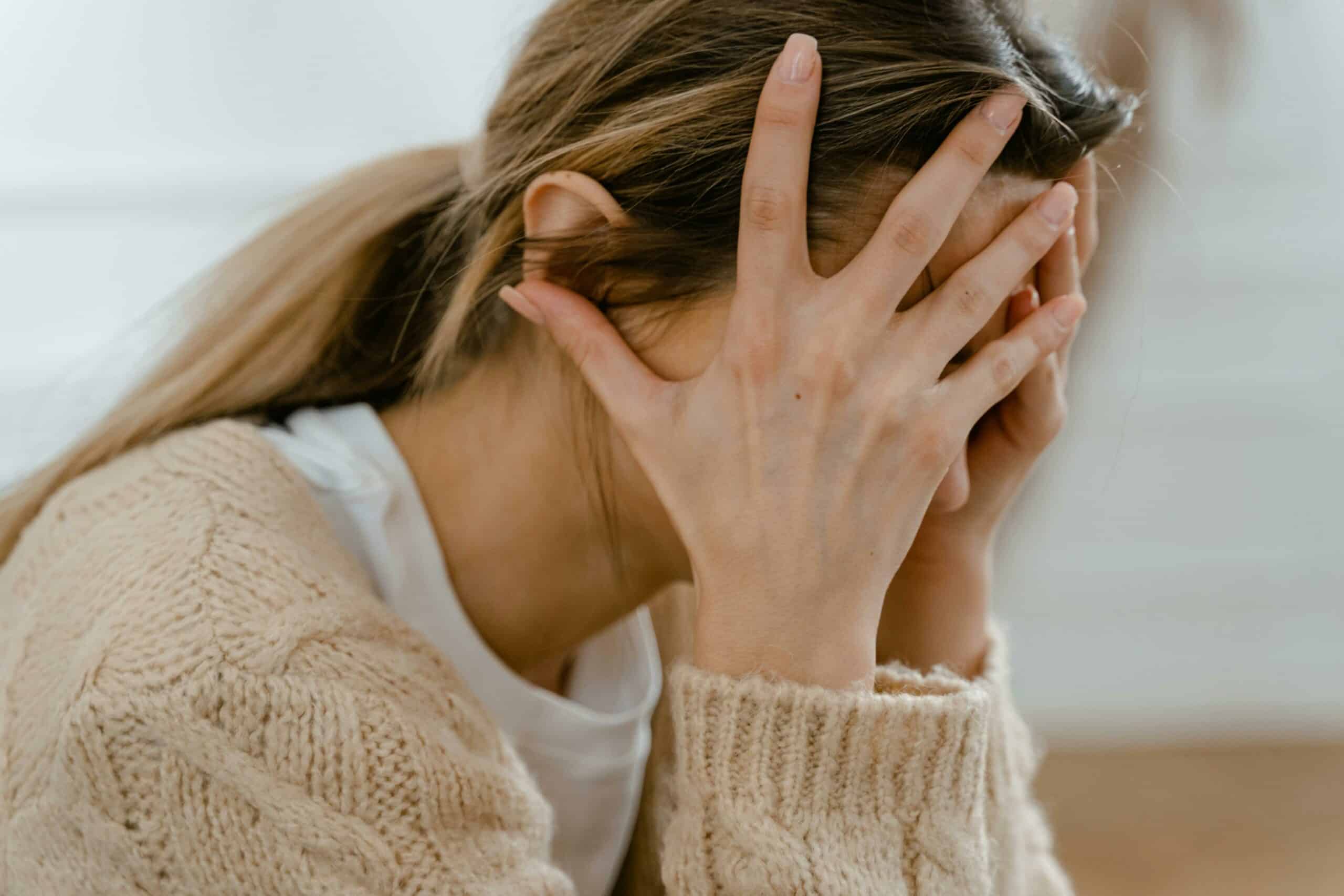 Lien entre les traumatismes vécus pendant l’enfance et les migraines 1 pexels mart production 7699410 scaled