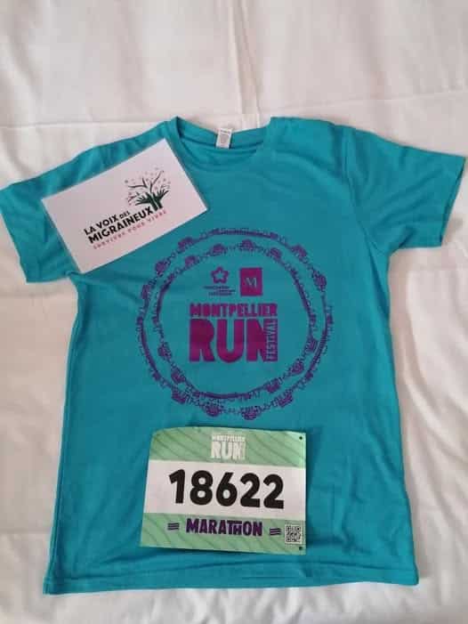 Un coureur aux couleurs de l'association 1 marathonmtp2025